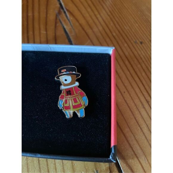 Limited Edition London 2012 Olympics Beefeater & Queen's Guard Boxed Pin Badges - Picture 3 of 4